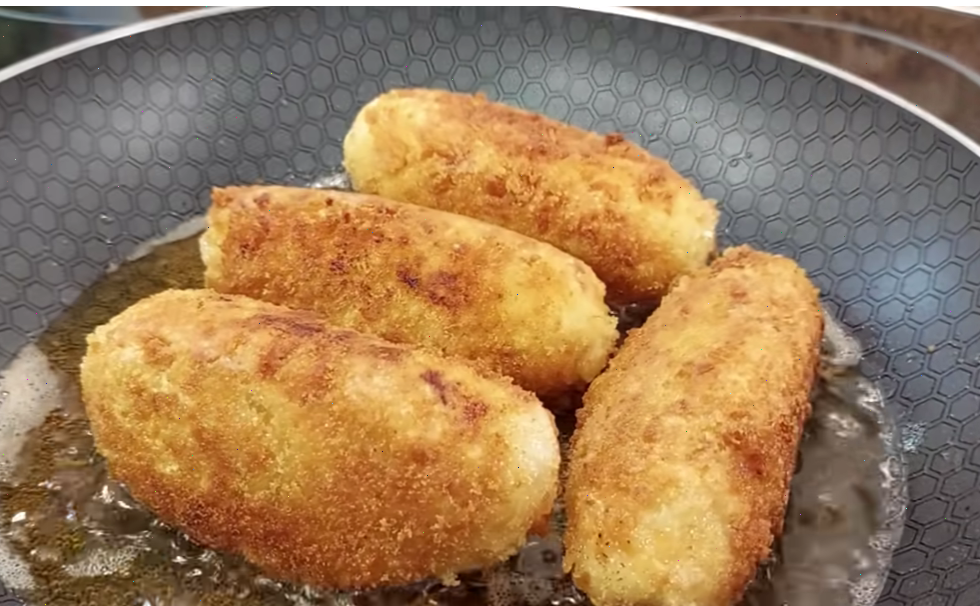 Котлетки на сковородке. Масла лью побольше, тогда корочка получается хрустящая.