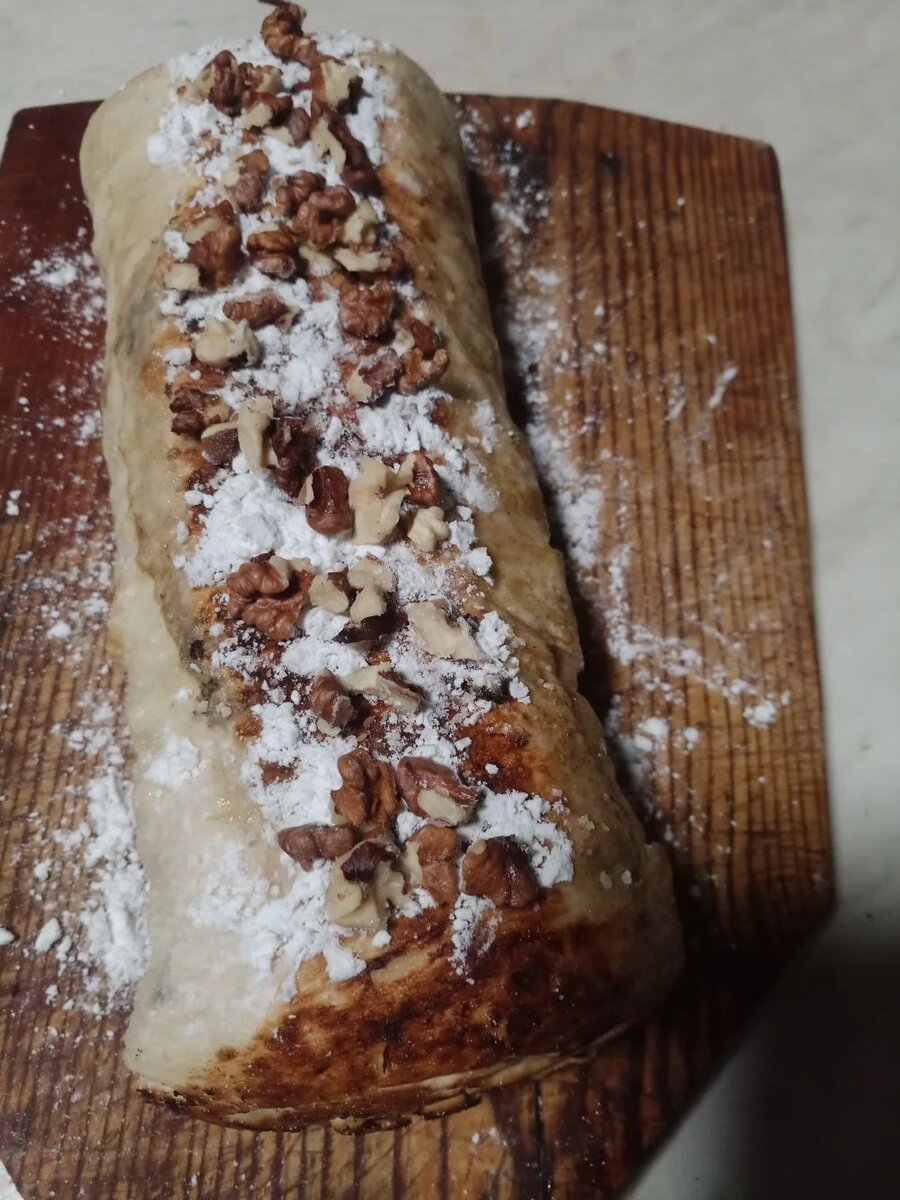 Оформление рулета орехами или фруктами. 