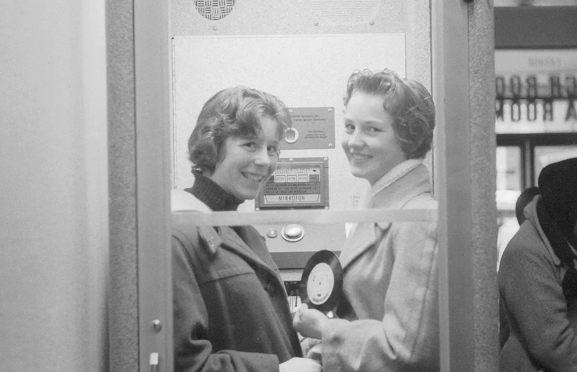 Девушки после записи голосового сообщения на винил.