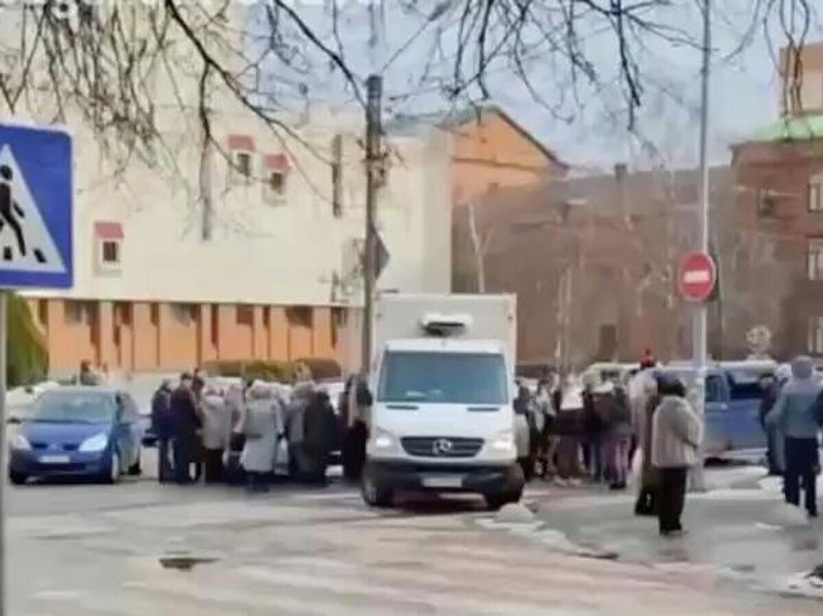    Более полусотни жителей Полтавы на Украине заблокировали автомобиль полиции, в котором находился насильно мобилизованный мужчина | © Кадр видео из соцсетей