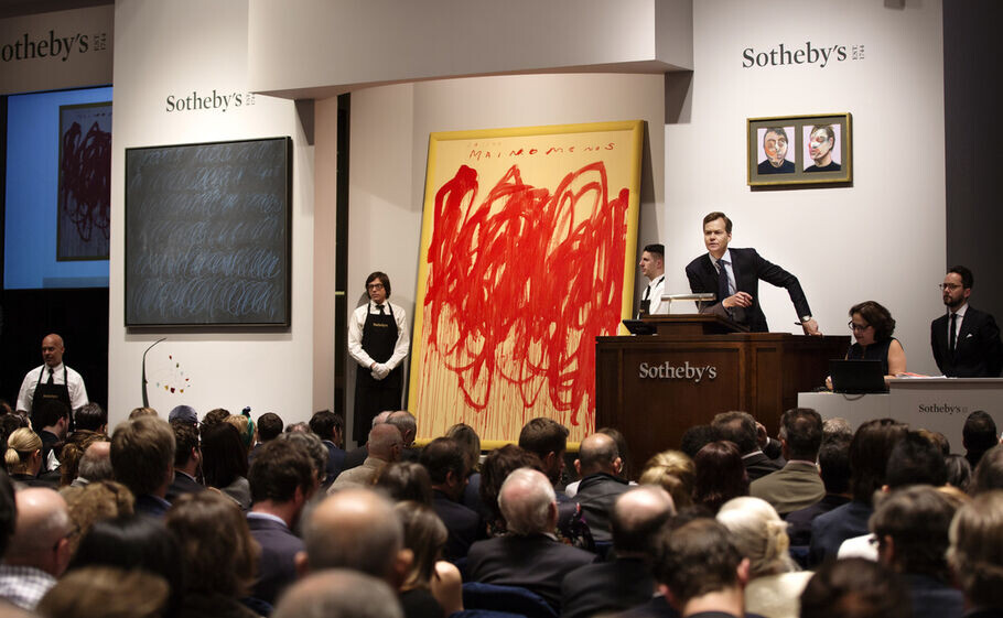 Sotheby’s, красная абстрактная картина на сцене — классика современного искусства и горячих торгов
