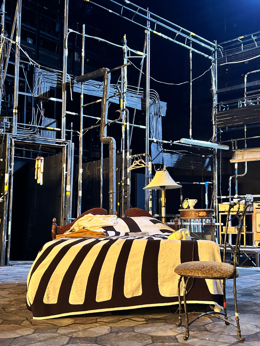 Декорации к спектаклю «Двое на качелях»