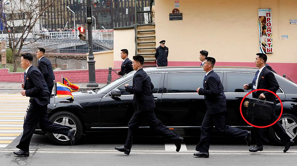 Бегущие охранники Ким Чен Ына: кто они и как работают?