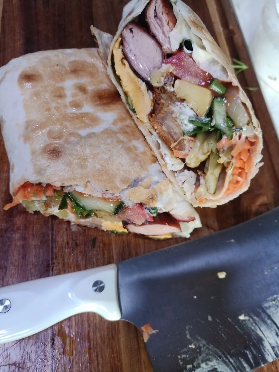 Гамбургер в лаваше в разрезе.