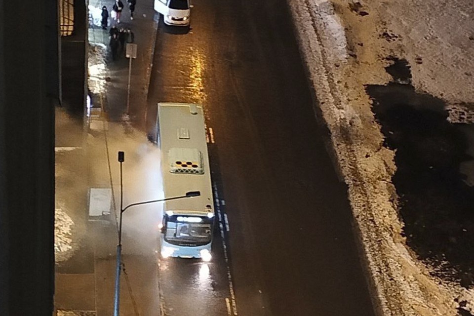    Автобус задымил прямо на остановке. Фото: t.me/Megapolisonline