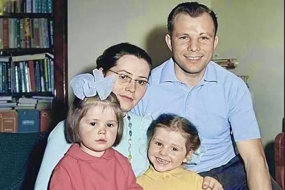 Семья Юрия Гагарина. Источник:https://encrypted-tbn0.gstatic.com/images?q=tbn:ANd9GcQUW8Mrw7wmwhVQy2tuSxMCZFWtzA8V2ahXjcbWI67ZMA&s=10
