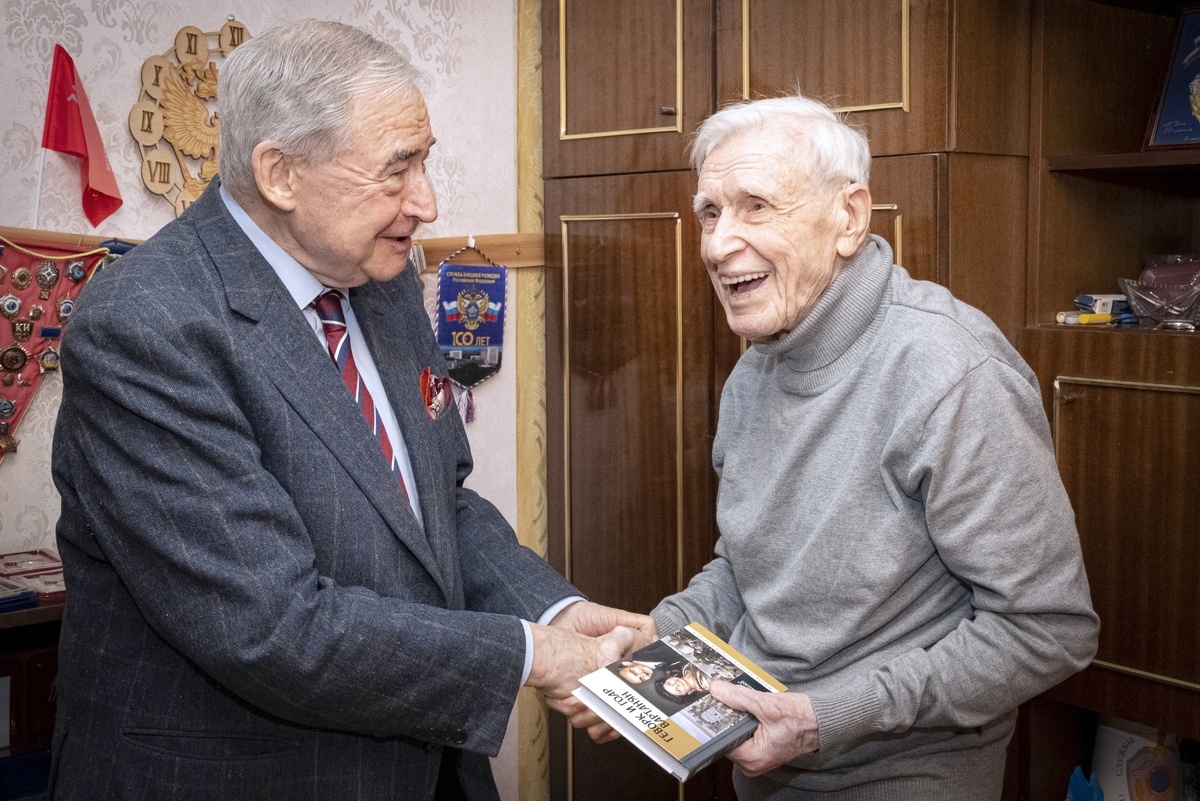     "Российская газета" поздравила юбиляра со 100-летием с доставкой на дом. / Фото: Пресс-бюро Службы внешней разведки России