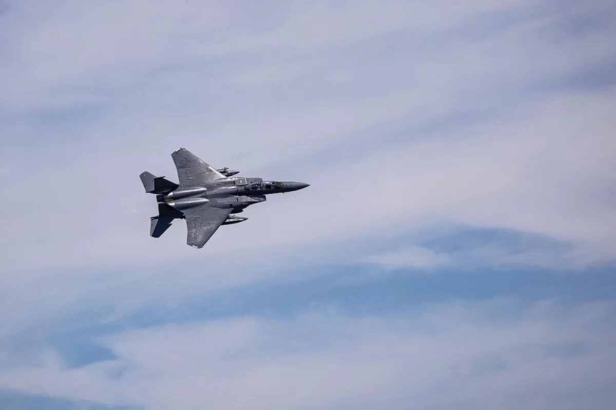    В воздушном пространстве Кувейта были сбиты три американских истребителя F-15.