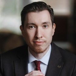    — Если охраны нет, счетчики не передают данные, а ящик для макулатуры существует только в буклете — это нарушение закона о рекламе, пункты 2 и 3 части 3 статьи 5. И у жильцов есть шансы потребовать у застройщика компенсацию, решение УФАС им в помощь. Верховный суд еще несколько лет назад указал, что при заключении договора застройщик обязан предоставить дольщику достоверную информацию не только о потребительских свойствах самой квартиры, но и иную информацию о строящемся доме — ту, что обеспечивала бы возможность правильного выбора. А значит, покупатели вправе требовать безвозмездного устранения недостатков, соразмерного уменьшения цены или возмещения своих расходов на устранение недостатков. Решение УФАС — хорошее подспорье в суде, потому что факт нарушения уже зафиксирован.