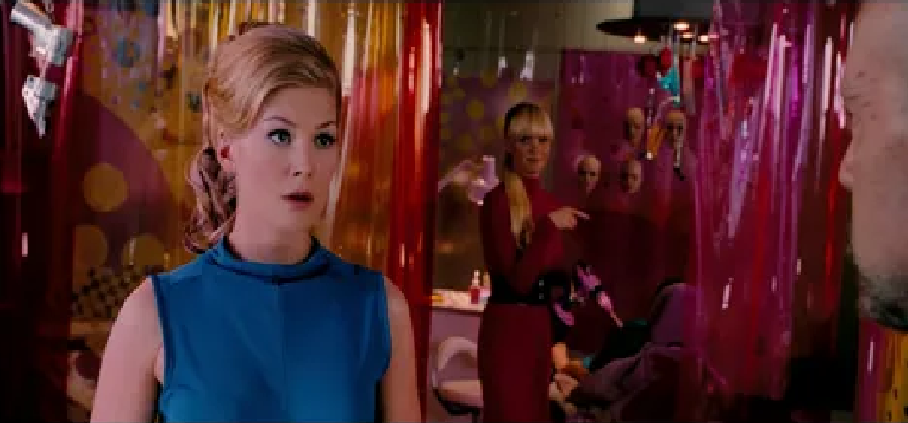 Жена ГГ, Мэгги Грир получила страшный шрам на лице и общается с супругом только с помощью своего суррогата (с) Кадр из фильма