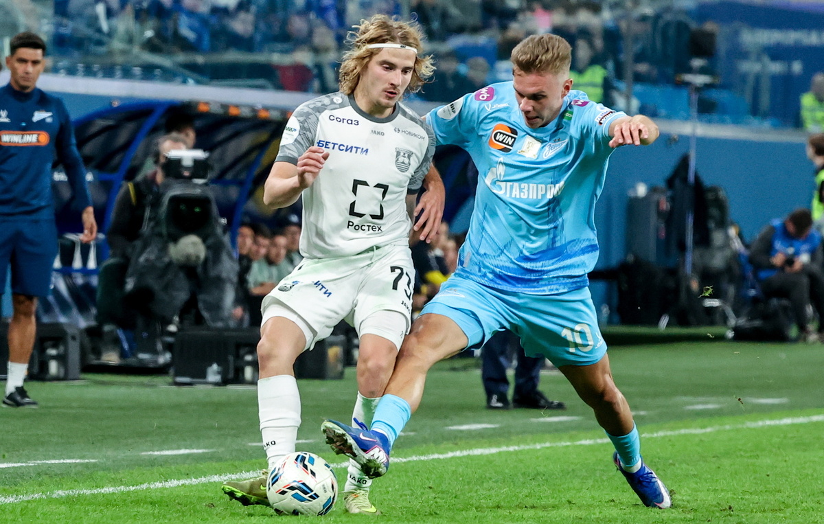    Полузащитник "Балтики" Максим Петров и полузащитник "Зенита" Максим Глушенков  Александр Демьянчук/ТАСС