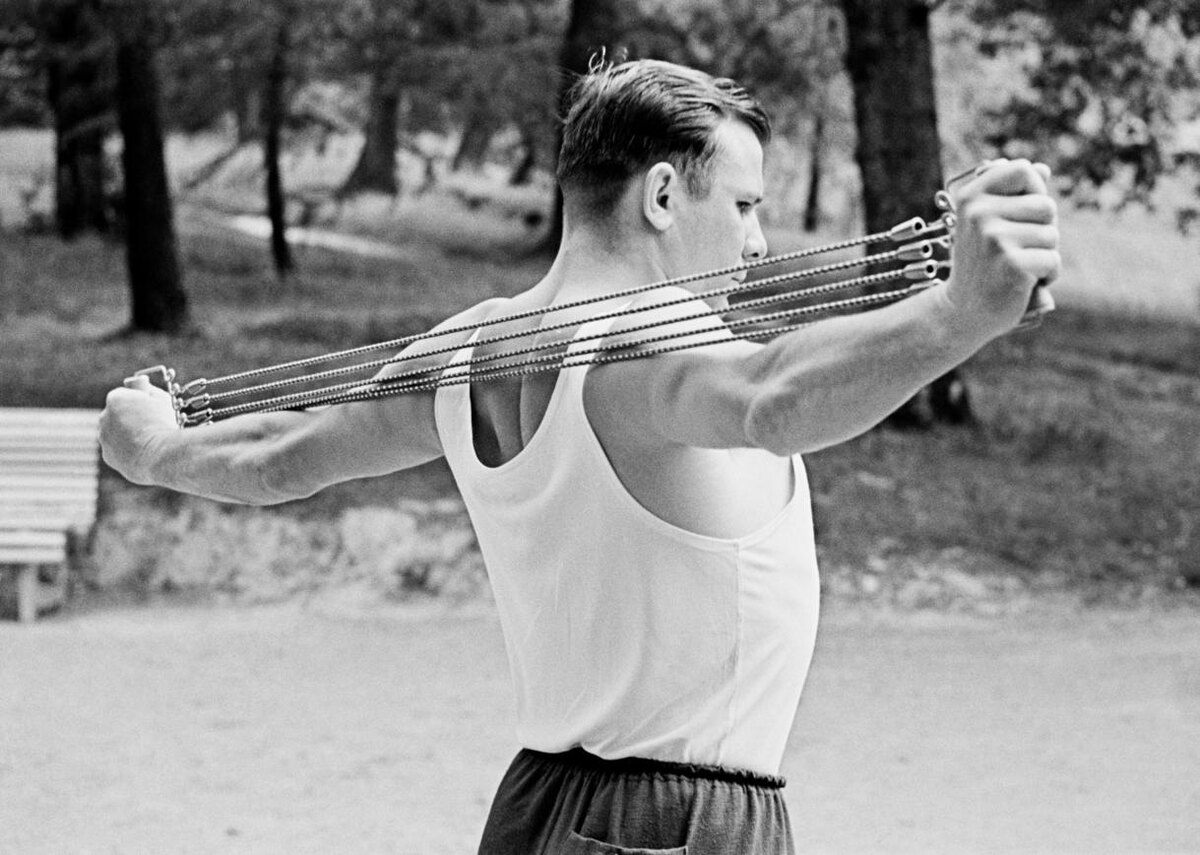 У Юрия Гагарина не было дня, который он не начал бы с зарядки.