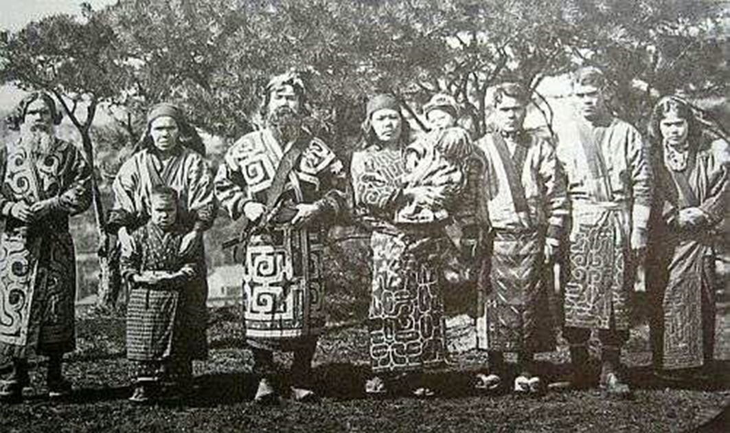 Айны - начало 20-го века.Взято с сайта https://pomyslivden.blogspot.com/2015/04/blog-post_24.html