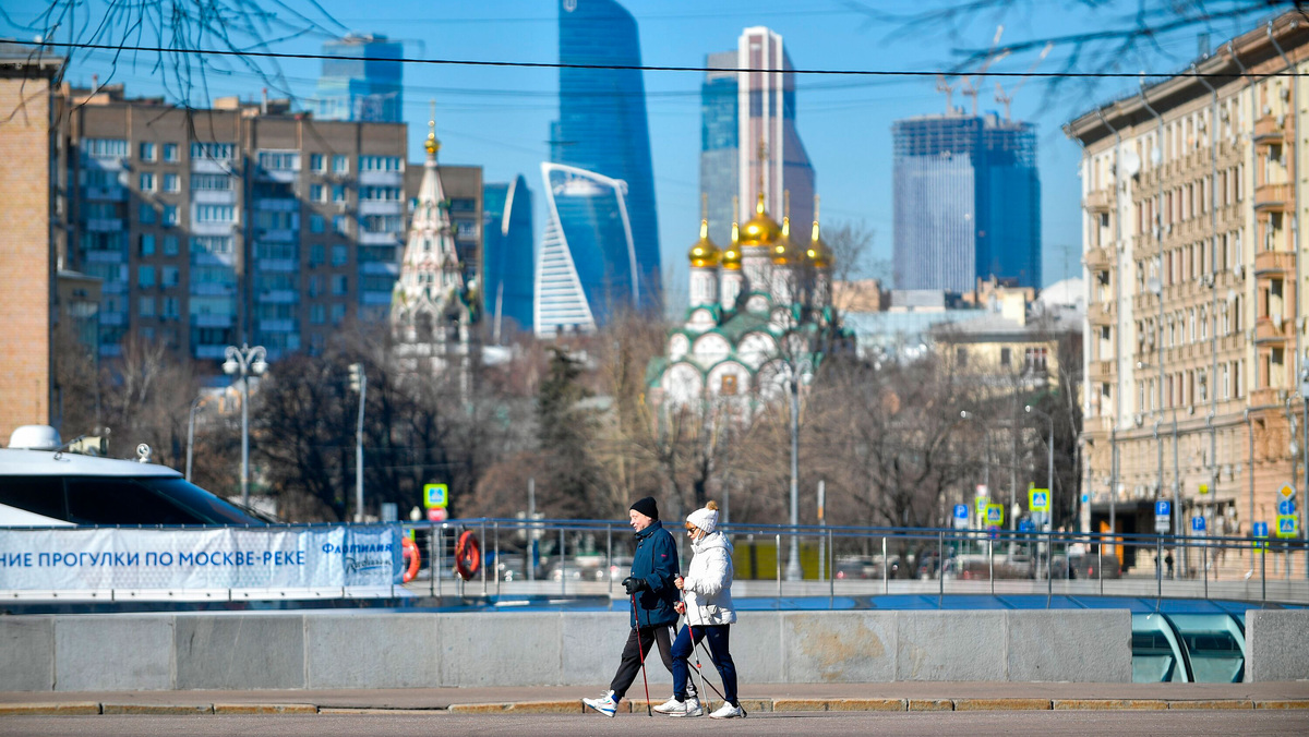    Погода тепло солнце весна Москва-сити прогулка скандинавская ходьба АГН Москва