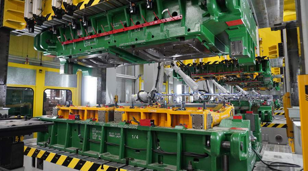 На УАЗе установлено пять новых прессов с усилиями 1,2–2 тыс. тонн будут использоваться для штамповки крупных кузовных деталей пикапов Sollers. Здесь будут делать крылья, капоты, боковины, панели дверей, элементы пола и крыши. Фото: Sollers/УАЗ