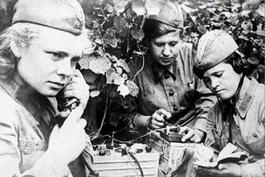 Связистки. Фото с сайта история.рф.