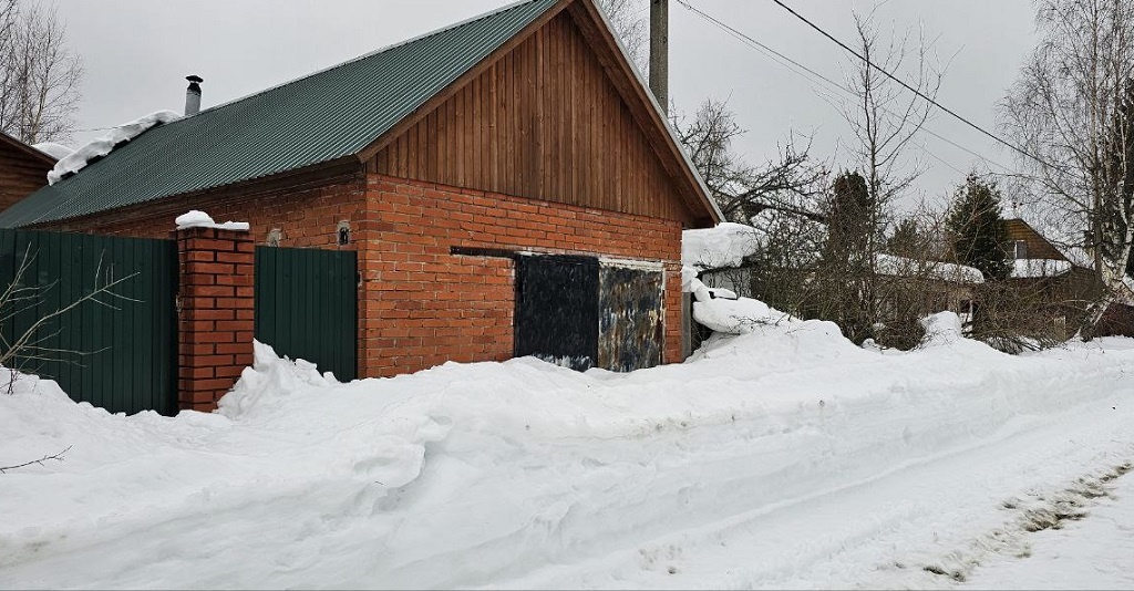 На даче пока ещё не поплыло, но снега, как никогда, много. Фото дочь прислала