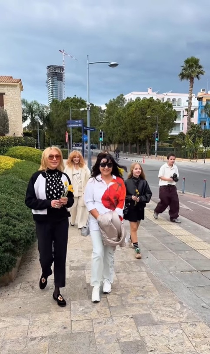    Звездное семейство отправилось в ресторан. Алла отстала от близких - певица ходит с большим трудом. Фото: кадр видео.