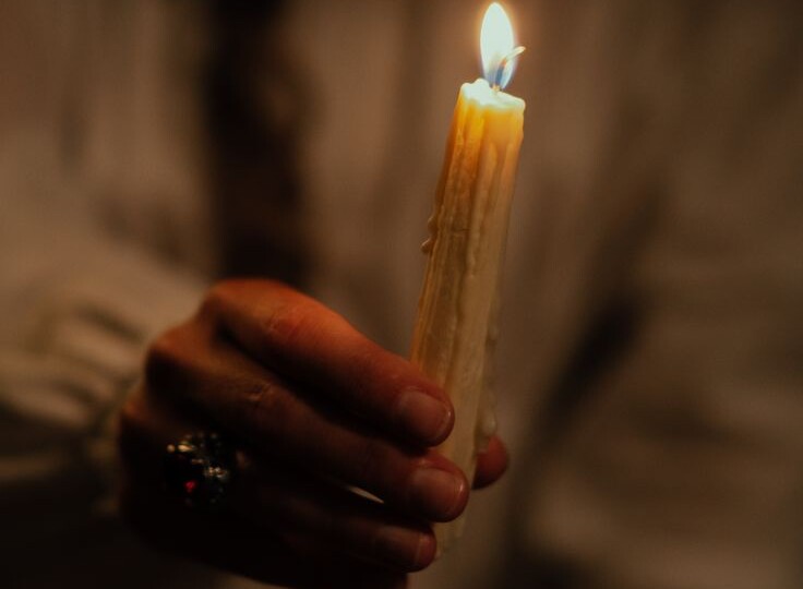 Чистка квартиры от негатива церковными свечами