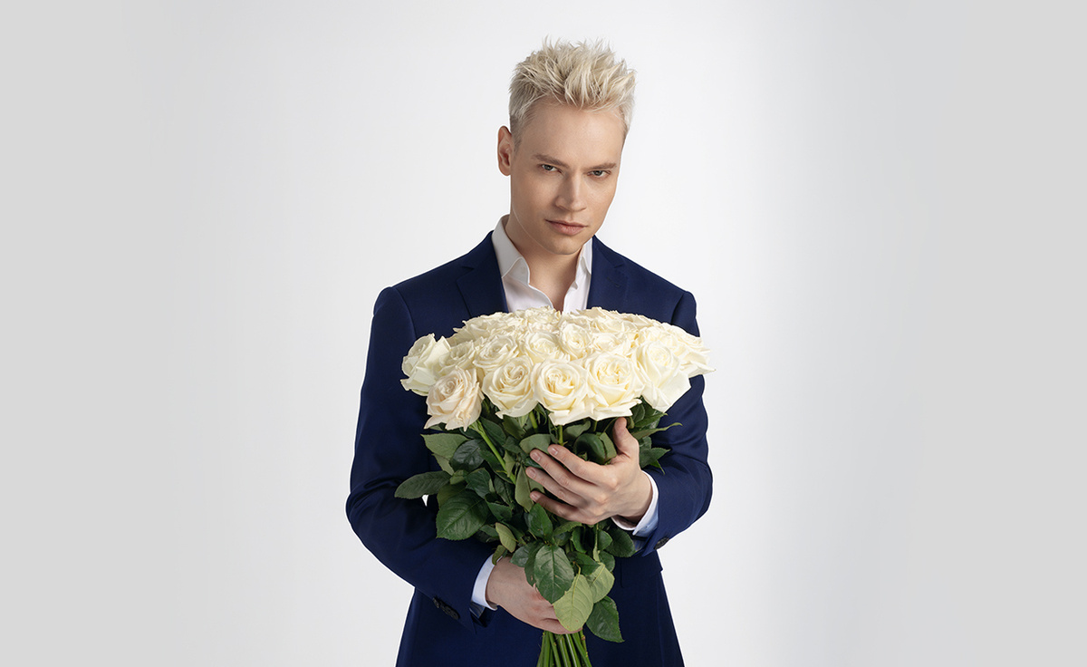 SHAMAN любит дарить цветы женщинам