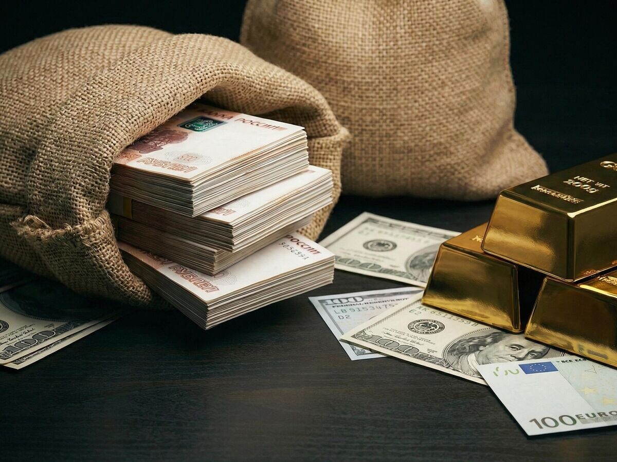    Большие мешки, наполненные российскими рублями, сложены рядом с золотыми слитками и иностранной валютой© РИА Новости . Изображение сгенерировано ИИ