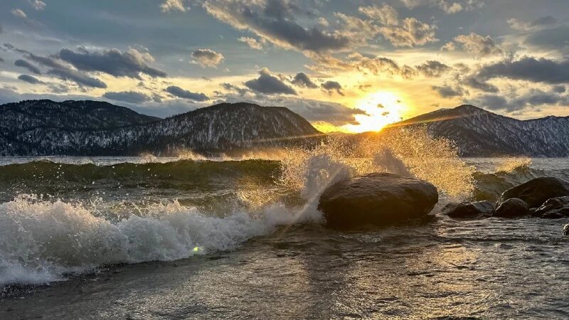     Закат над Телецким озером. Роман и Татьяна Воробьевы