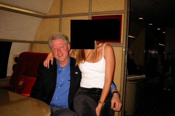 Фото бывшего президента США Билла Клинтона с неизвестной девушкой, опубликованное минюстом США 20 декабря 2025 года вместе с другими файлами по делу финансиста Джеффри Эпштейна / U.S. Justice Department/Reuters   📷