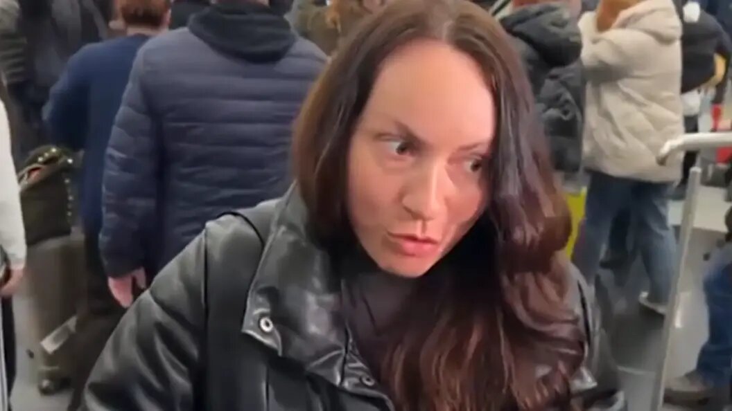    Туристка рассказала о трудностях регистрации на спасительный рейс из ОАЭ. Кадр из трансляции РБК