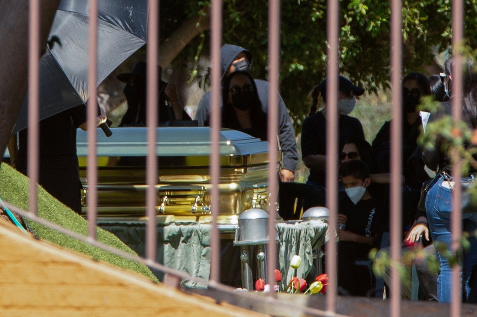    В Мексике главу накокартеля похоронили в золотом гробу. REUTERS