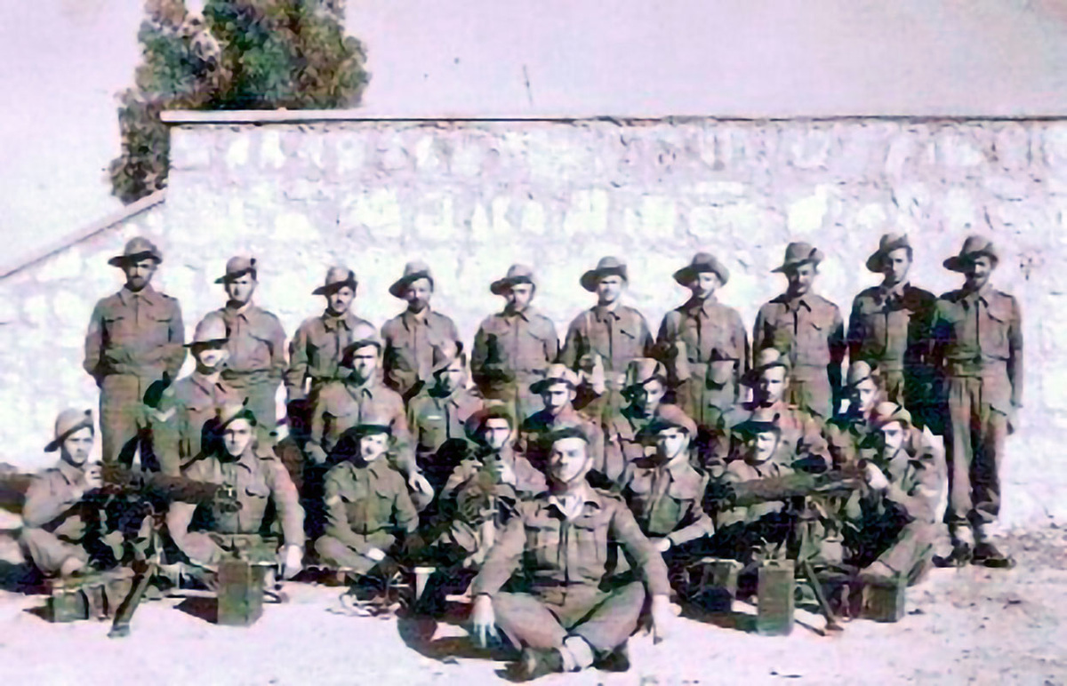 1941 год. Палестина. Впереди сидит Рав хамши (офицерский чин, в подчинении у которого было 50 человек) Вардо Хамо