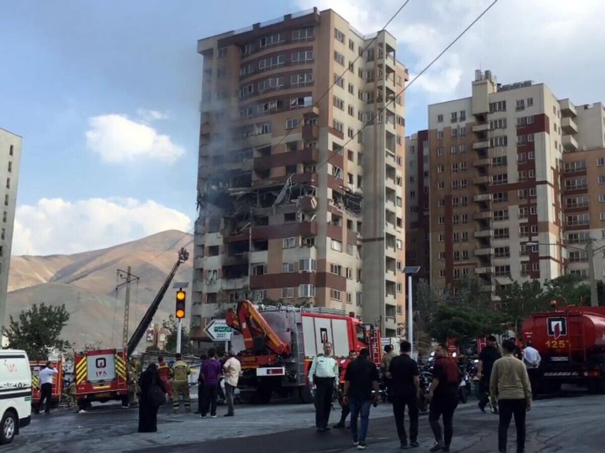    Многоэтажка в пригороде Тегерана, в результате удара по которой погиб иранский физик-атомщик© РИА Новости . Мохаммад Исмаил