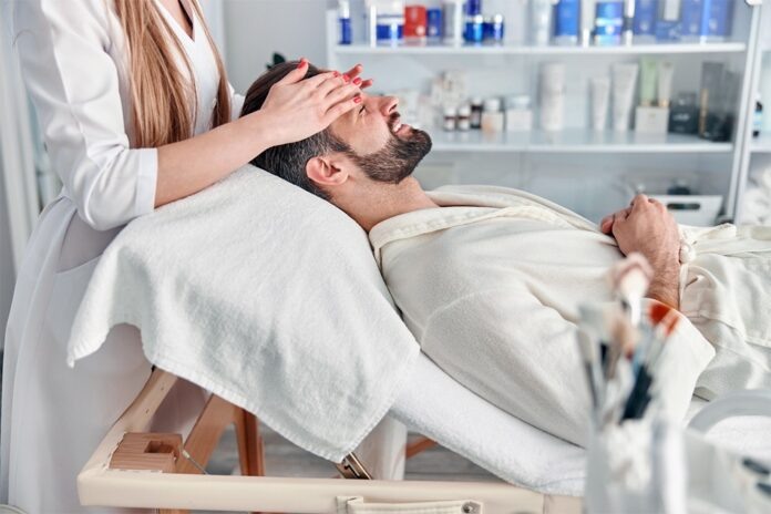    В эпоху «Кремниевых Лиц» гладкость кожи стала новым символом успеха, а морщины – маркером финансовых трудностей.