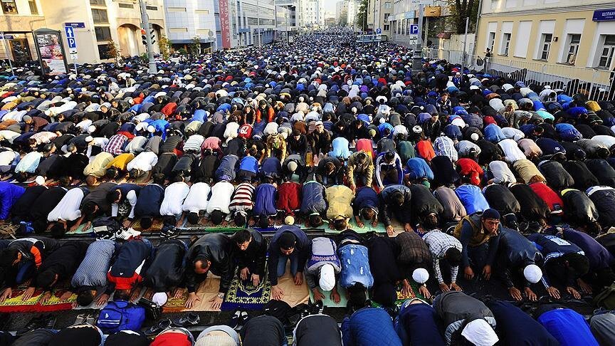 Магометане совершают совместный намаз в Москве, современная РФ. Изображение: aa.com.tr