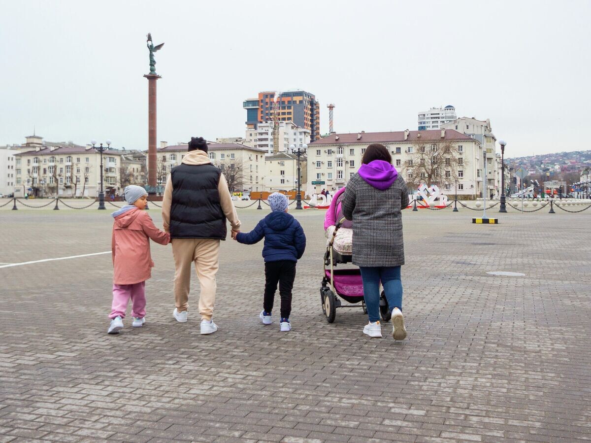    Семья во время прогулки в Новороссийске | © РИА Новости / Андрей Варенков