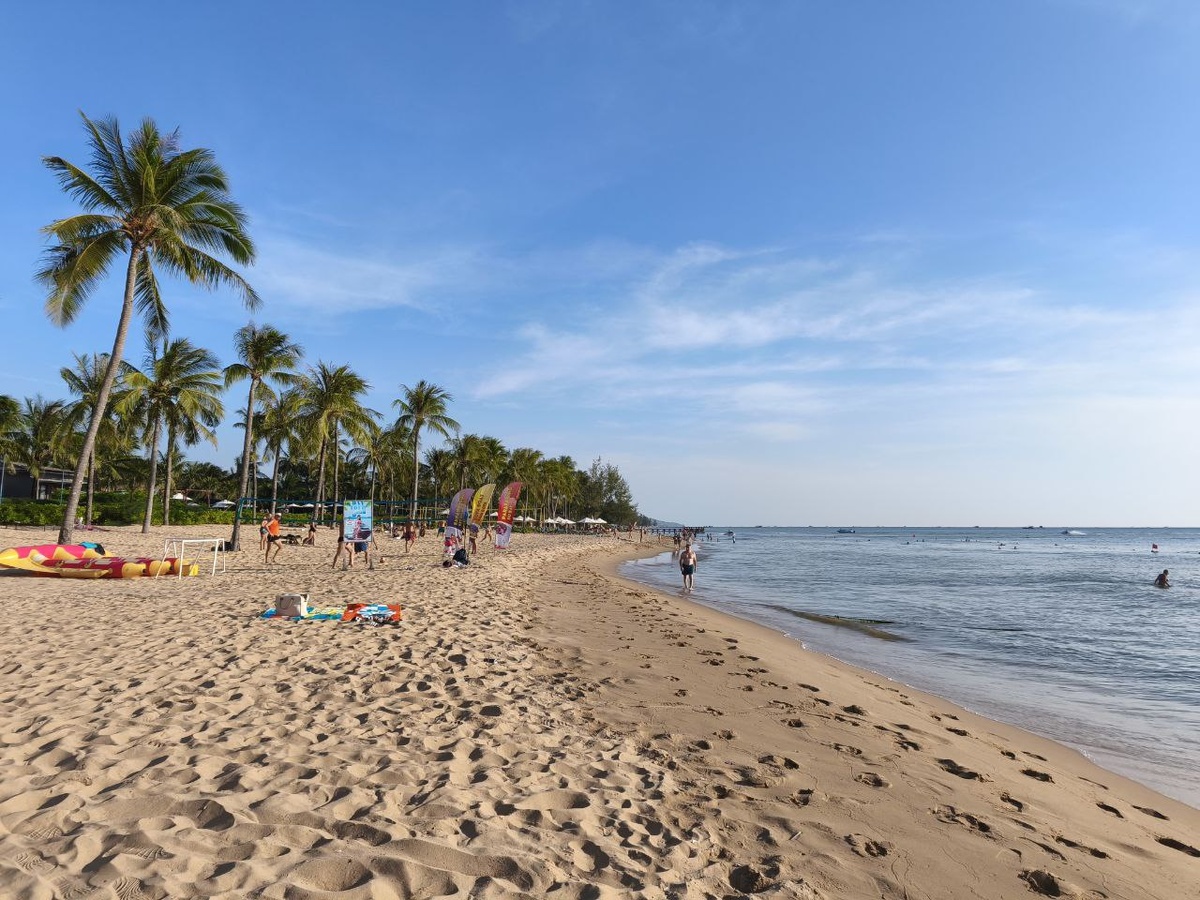 Пляж Sonasea Beach (Сонаси Бич), Фукуок, между отелями Novotel и Best Western.