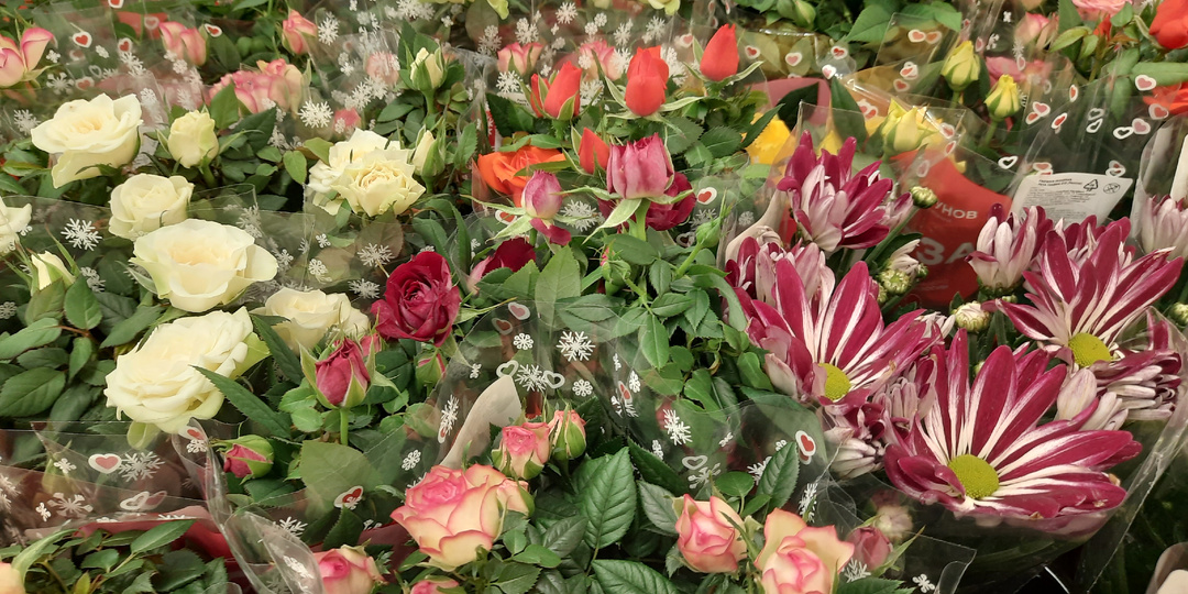 Обожаю начало весны: во всех магазинах цветы!