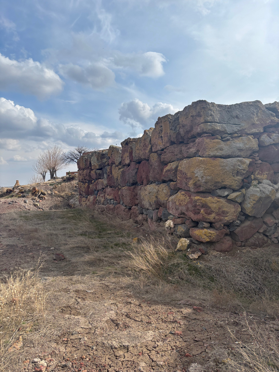 Циклопическая кладка в Мецамор. Камни бронзового века, уложенные без раствора и стоящие уже три с половиной тысячи лет.