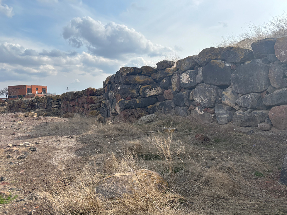 Фрагмент оборонительной стены. Огромные базальтовые глыбы подогнаны так плотно, что между ними почти нет зазоров.