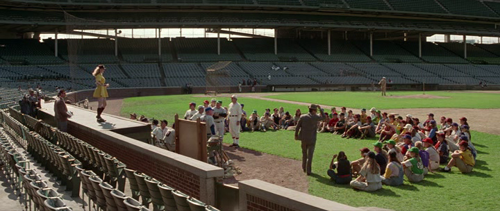 Кадр из фильма "Их собственная лига" (1992)