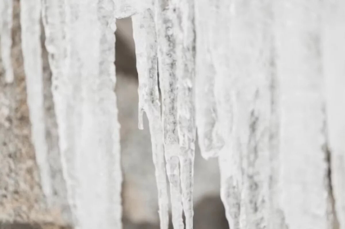    Соцсети: под Хабаровском упавшие глыбы льда оставили людей без воды и тепла