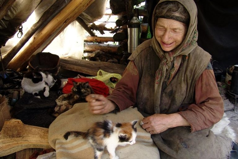 Агафья Лыкова, сибирская отшельница из семьи старообрядцев-беспоповцев Лыковых, живёт именно так. Фото с сайта pravmir.ru