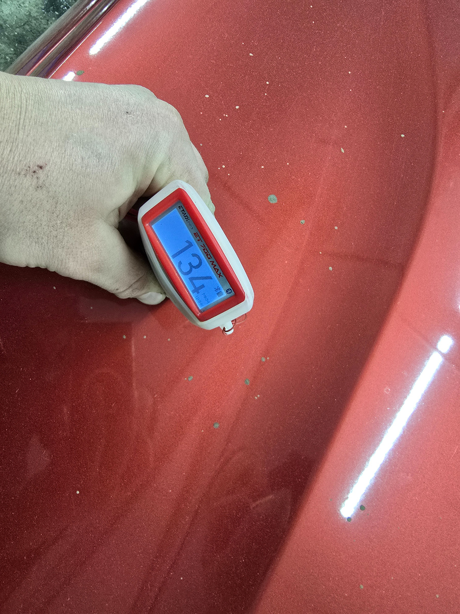 134 микрона и цинк, - пишет толщиномер. На фото видна жухлость ЛКП, нужно разбираться почему так. А если по прибору, то замечаний нет. 