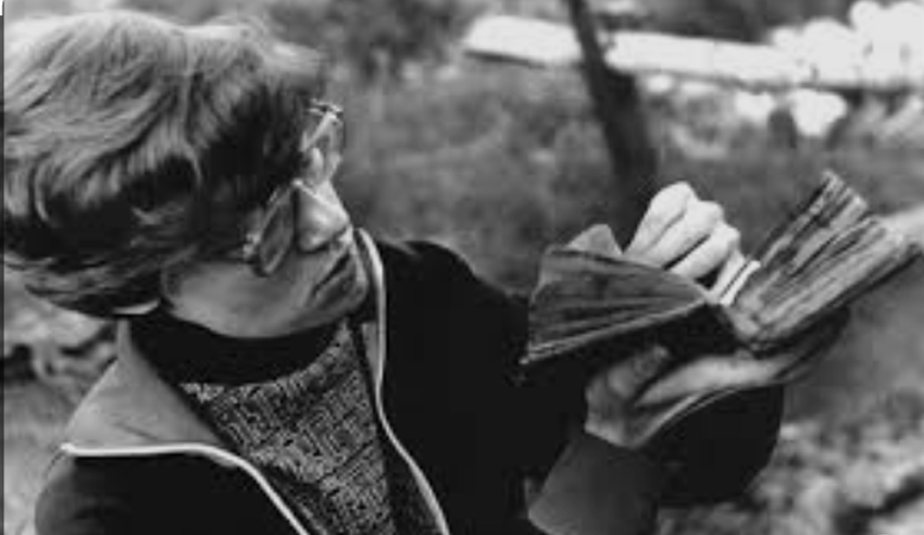 Ирина Леонидовна Манькова. В археографической экспедиции 1982 года. Источник фото статья "О создании Божиих церквей и о прочих многих в Сибири вещех» к юбилею Ирины Леонидовны Маньковой."