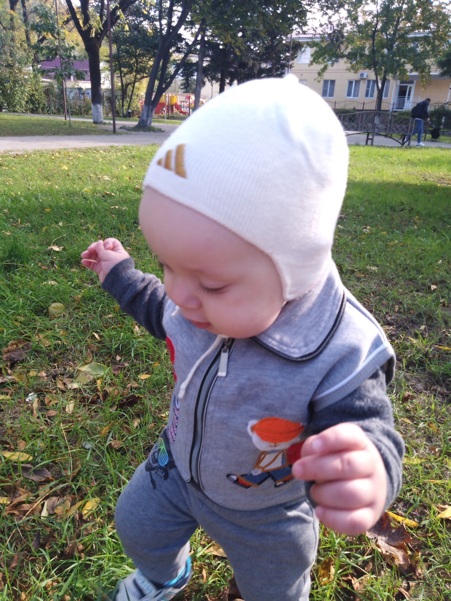 Учится ходить по травке. Фото автора