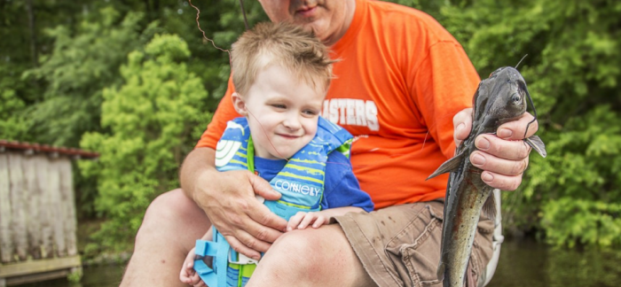 Папа хочет, чтобы сын запомнил, как выглядела рыба и рассказал об этом своим детям / фото: pxhere.com