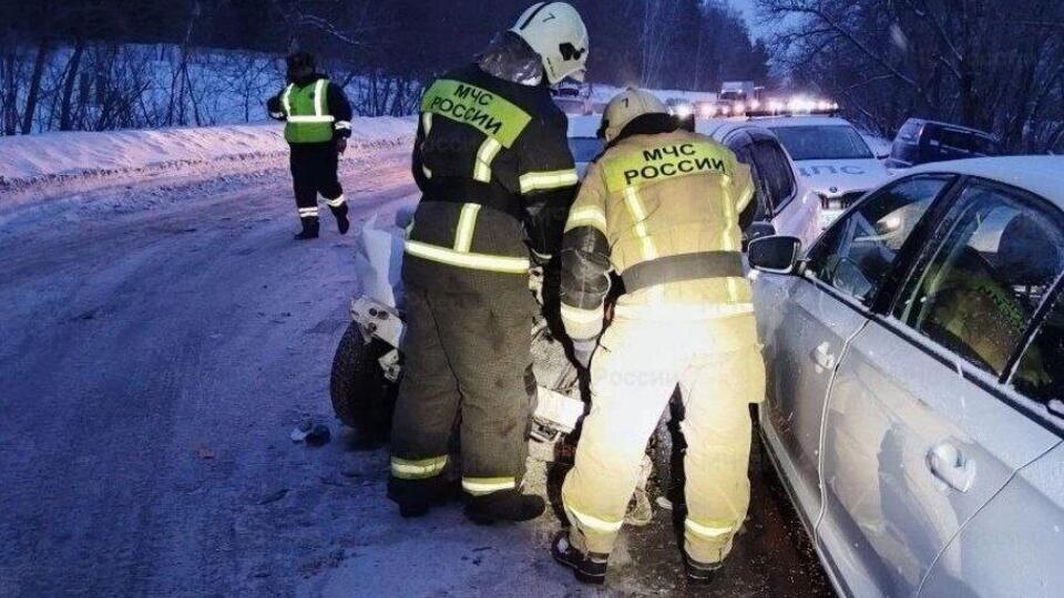     Школьный автобус и две легковушки столкнулись в Барнауле, есть пострадавшие Главное управление МЧС по Алтайскому краю