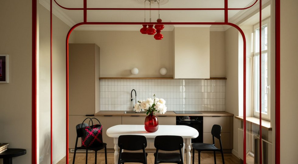 Как дизайнер обустроила двушку 62 м² в сталинке: винтаж, лепнина и красные акценты