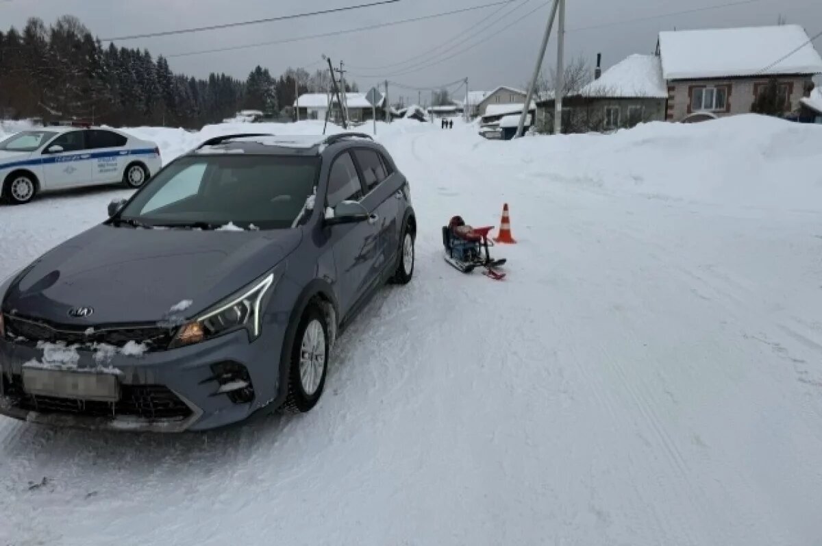    В Удмуртии ребёнок на снегокате попал под колёса иномарки