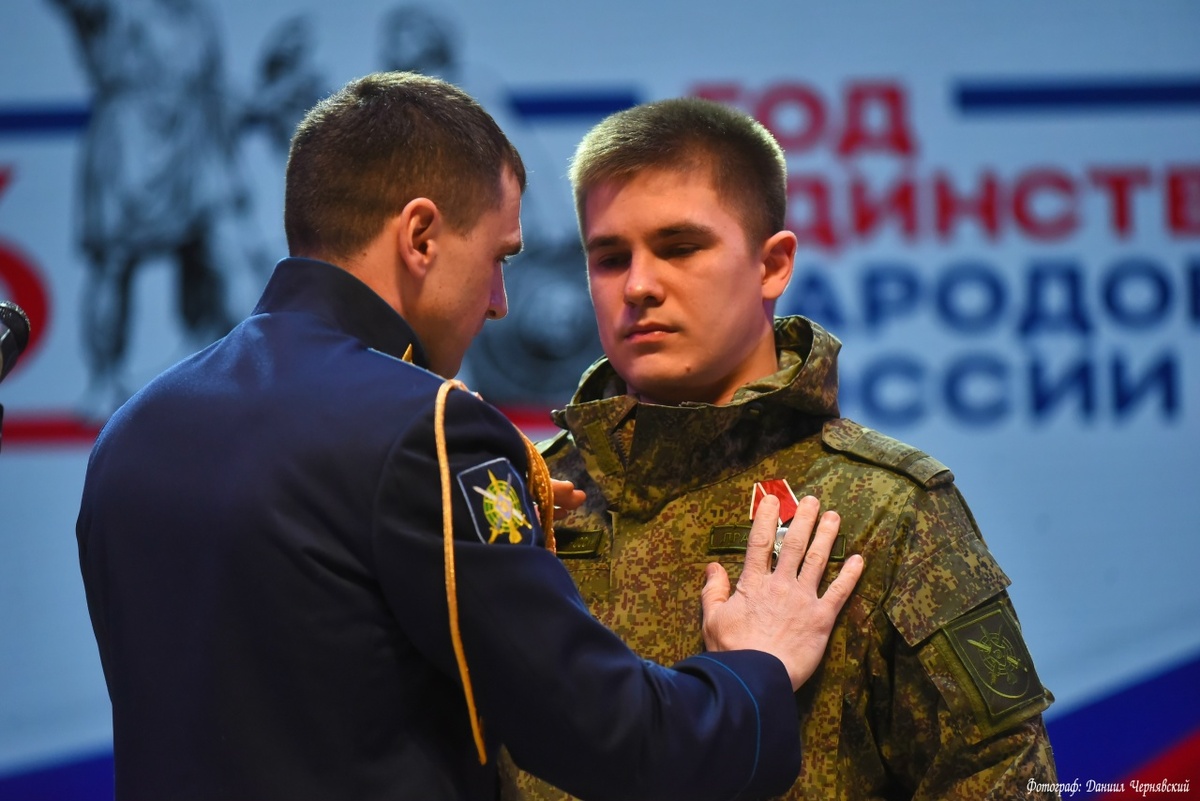 Андрей Христенко (слева) вручает орден Мужества ветерану боевых действий СВО Андрею Правителю