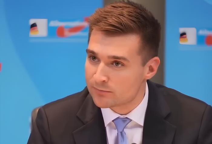 Алекс Брюзевиц. Обложка © Х / Alex Bruesewitz 